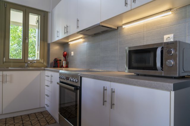 Oven, hob and microwave along the kitchen counter