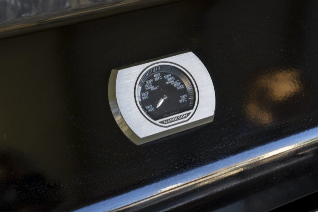 The barbecue&rsquo;s lid thermometer