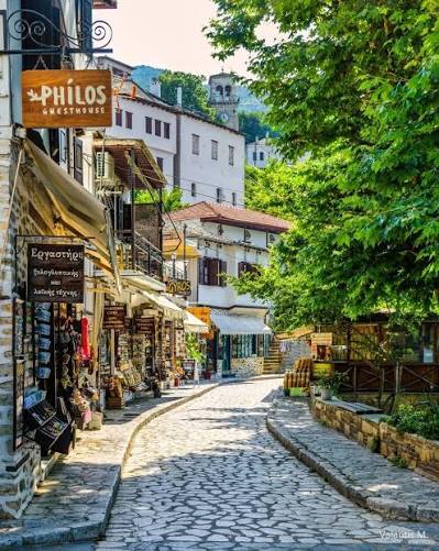The balcony of Pelion — Makrinitsa hanging above Volos